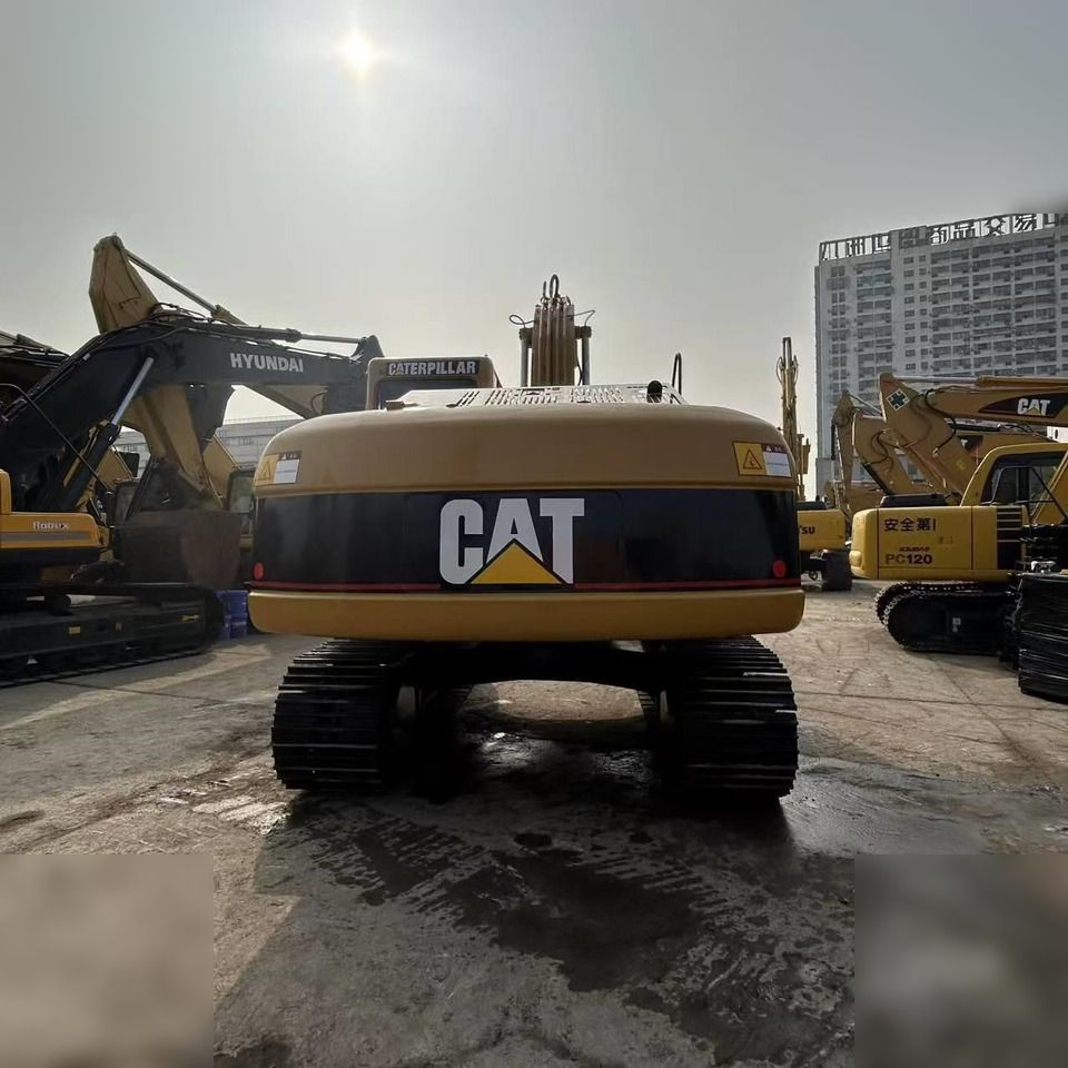Pelle sur chenilles Caterpillar 320CL 2008 vue arrière Pelle sur chenilles Caterpillar 320CL 2008 vue arrière