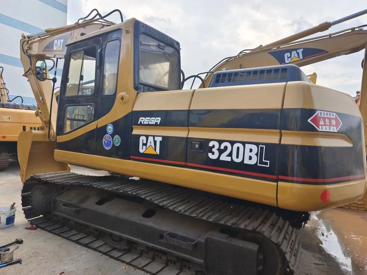 2015 Caterpillar 320BL crawler excavator, side profile view 2015 Caterpillar 320BL crawler excavator, side profile view