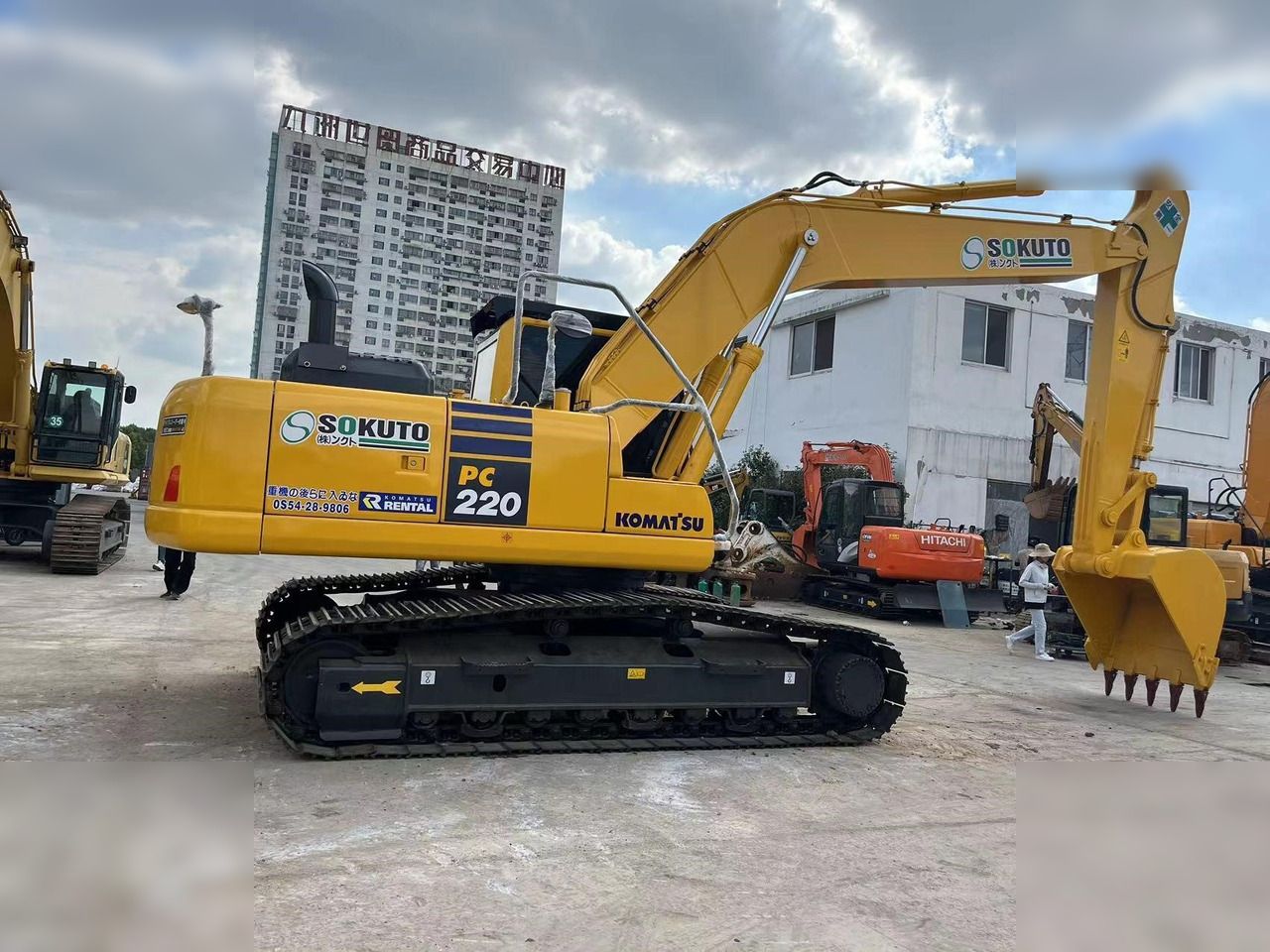 Pelle sur chenilles Komatsu PC220-8 de 2021, vue de côté Pelle sur chenilles Komatsu PC220-8 de 2021, vue de côté