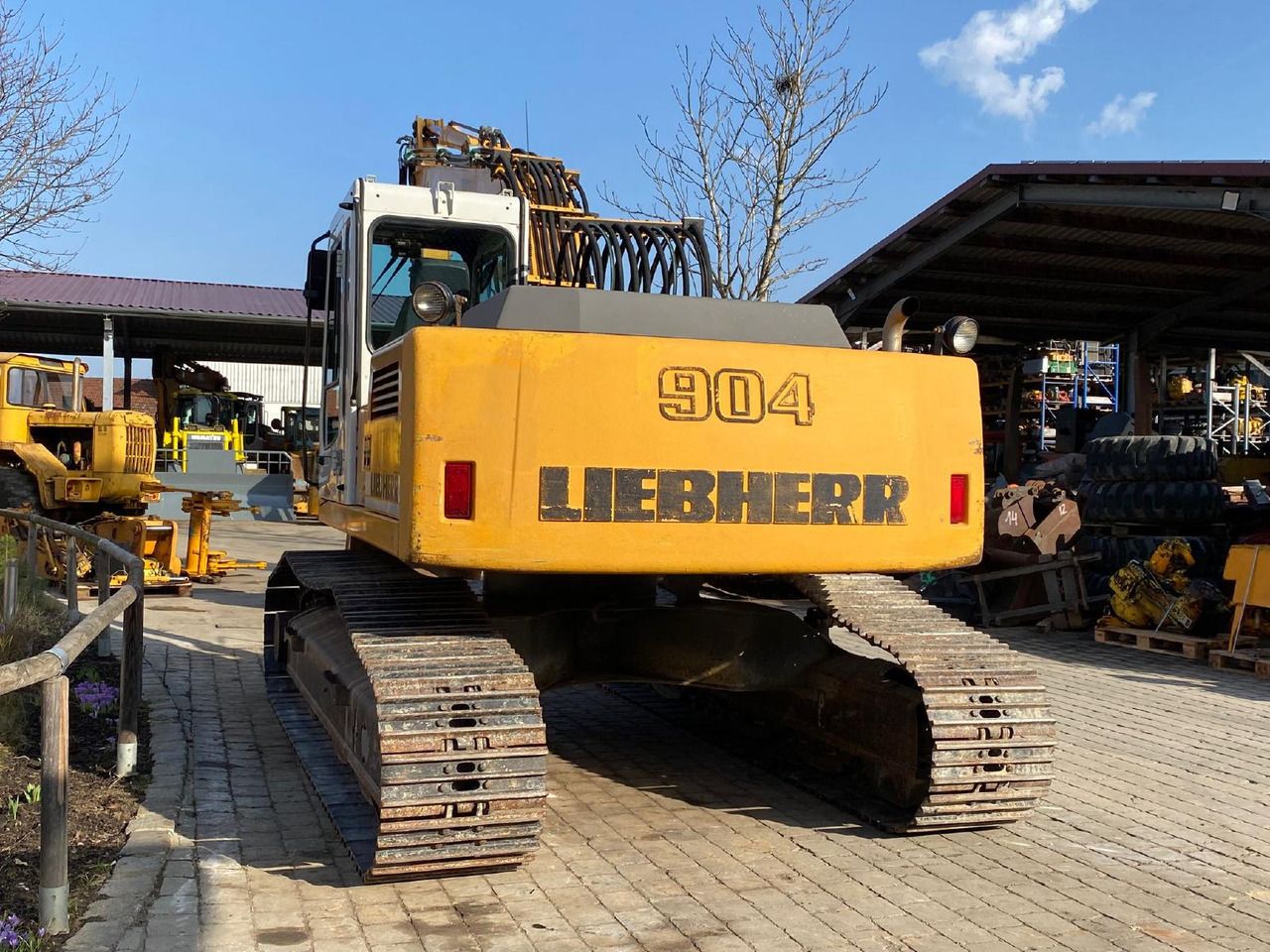 2002 Liebherr R 904 LIT HDSL crawler excavator rear view
