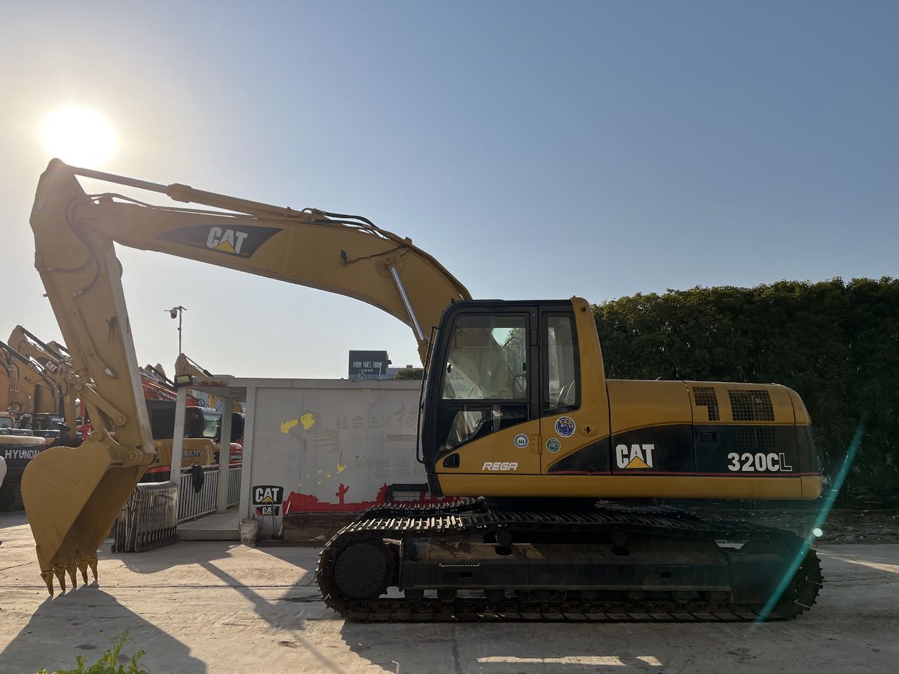 Escavatore cingolato Caterpillar 320CL del 2010, vista laterale Escavatore cingolato Caterpillar 320CL del 2010, vista laterale