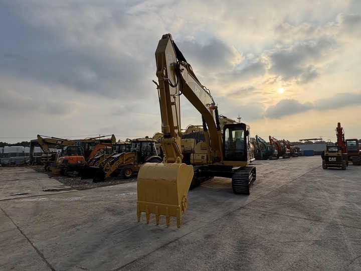 2020 Caterpillar 320CL Raupenbagger, Frontansicht