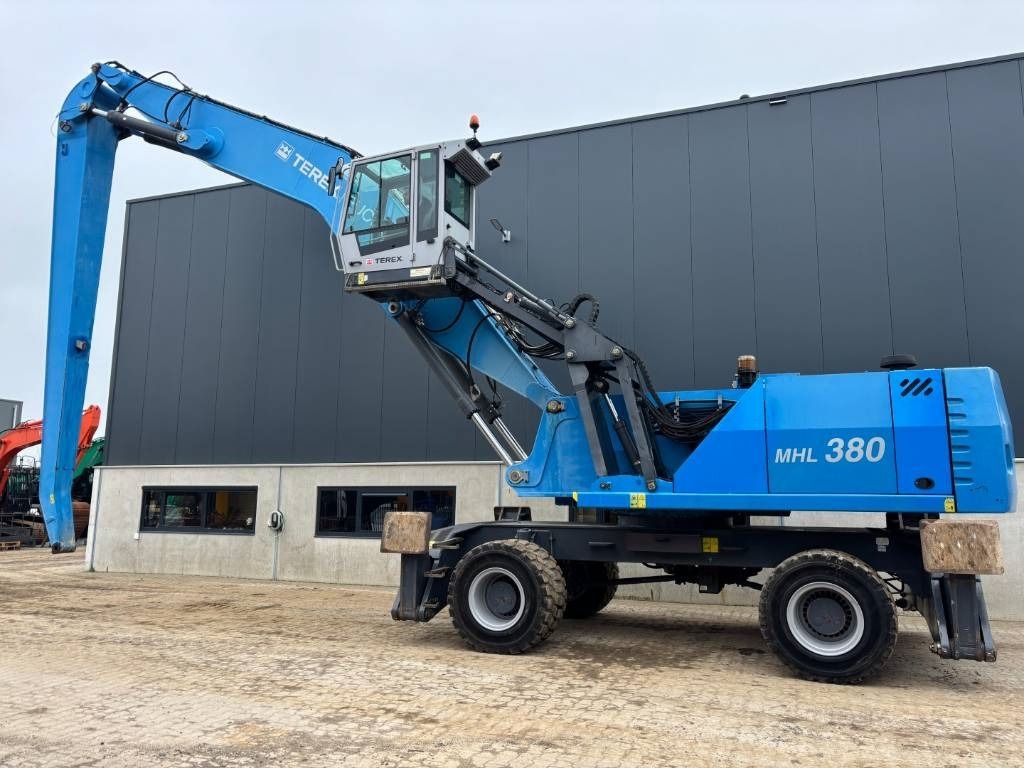 2013 Fuchs MHL 380 material handler, side view 2013 Fuchs MHL 380 material handler, side view