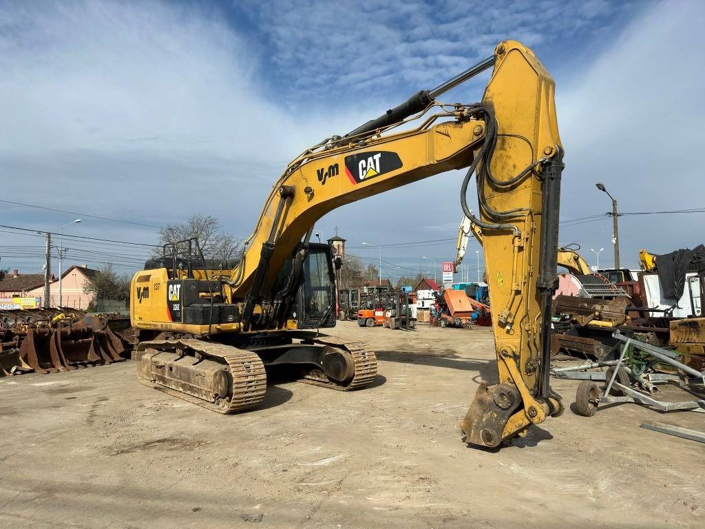 2015 Caterpillar 336EL crawler excavator, side view 2015 Caterpillar 336EL crawler excavator, side view