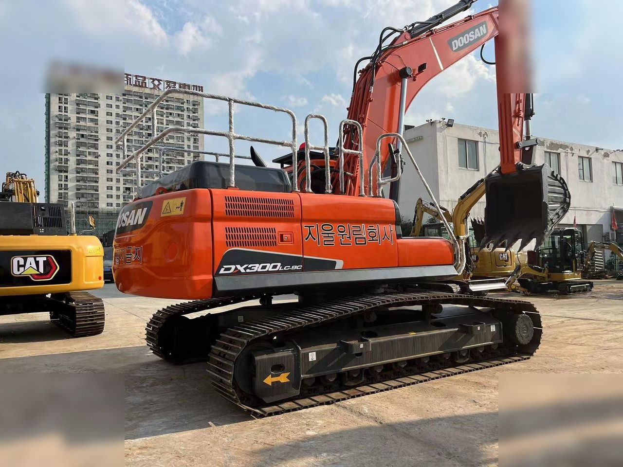 2020 Doosan DX300LC-9C crawler excavator rear three-quarter view 2020 Doosan DX300LC-9C crawler excavator rear three-quarter view