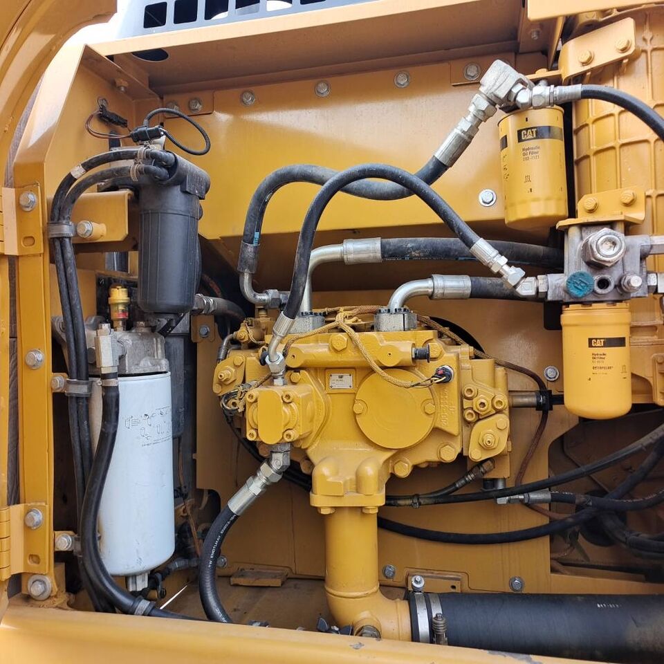 Vano motore escavatore cingolato Caterpillar 320D del 2024