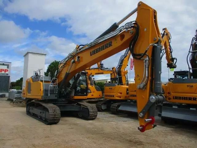 2023 Liebherr R 938 NLC LITRONIC G8.0-D crawler excavator, side view 2023 Liebherr R 938 NLC LITRONIC G8.0-D crawler excavator, side view
