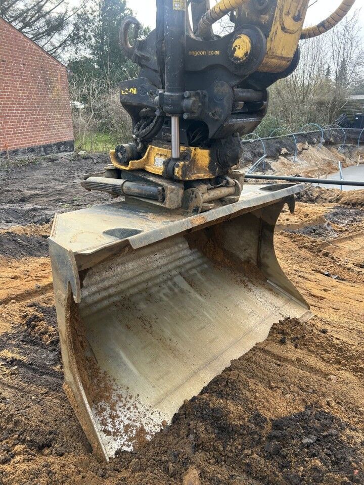 2023 Komatsu PC170LC-11EO excavator bucket and tiltrotator attachment 2023 Komatsu PC170LC-11EO excavator bucket and tiltrotator attachment