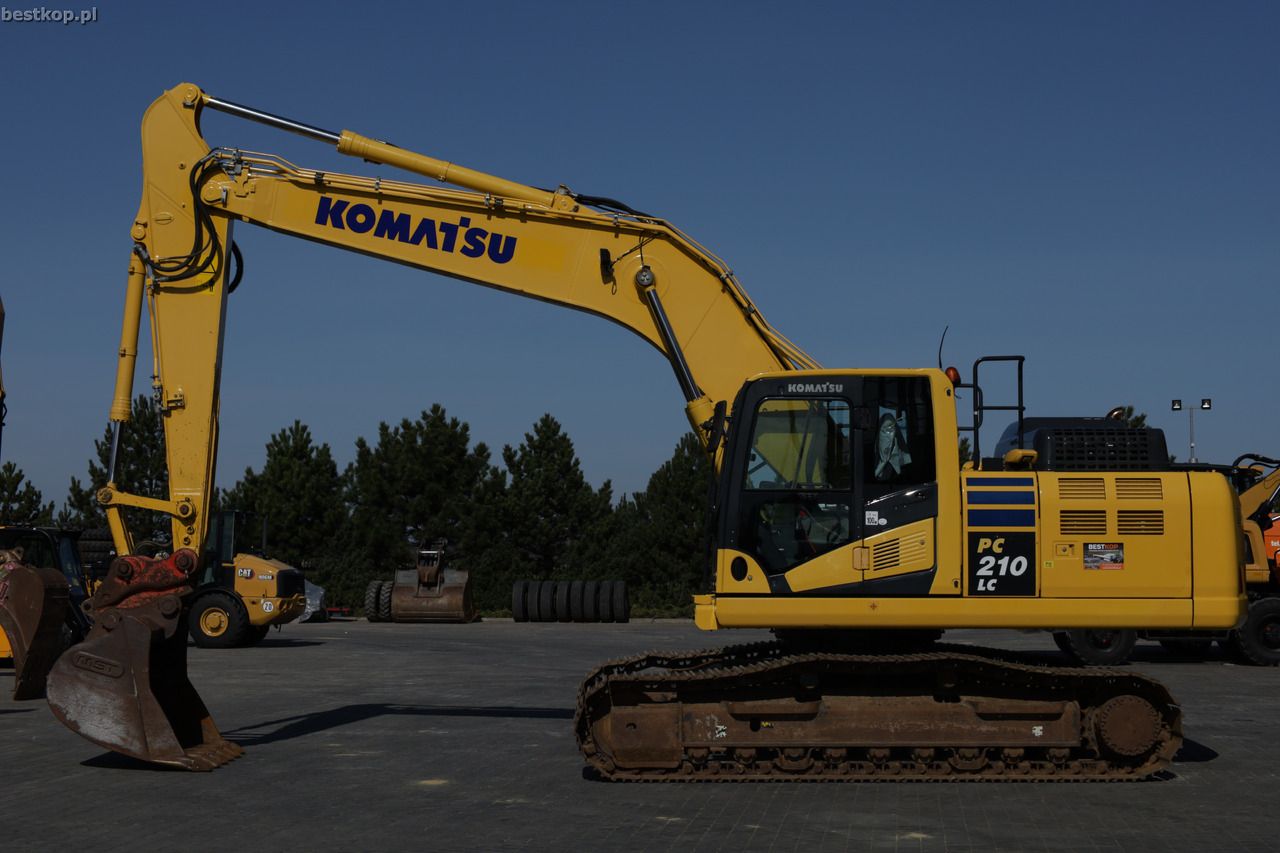 2018 Komatsu PC210LC-11 crawler excavator, side profile view 2018 Komatsu PC210LC-11 crawler excavator, side profile view