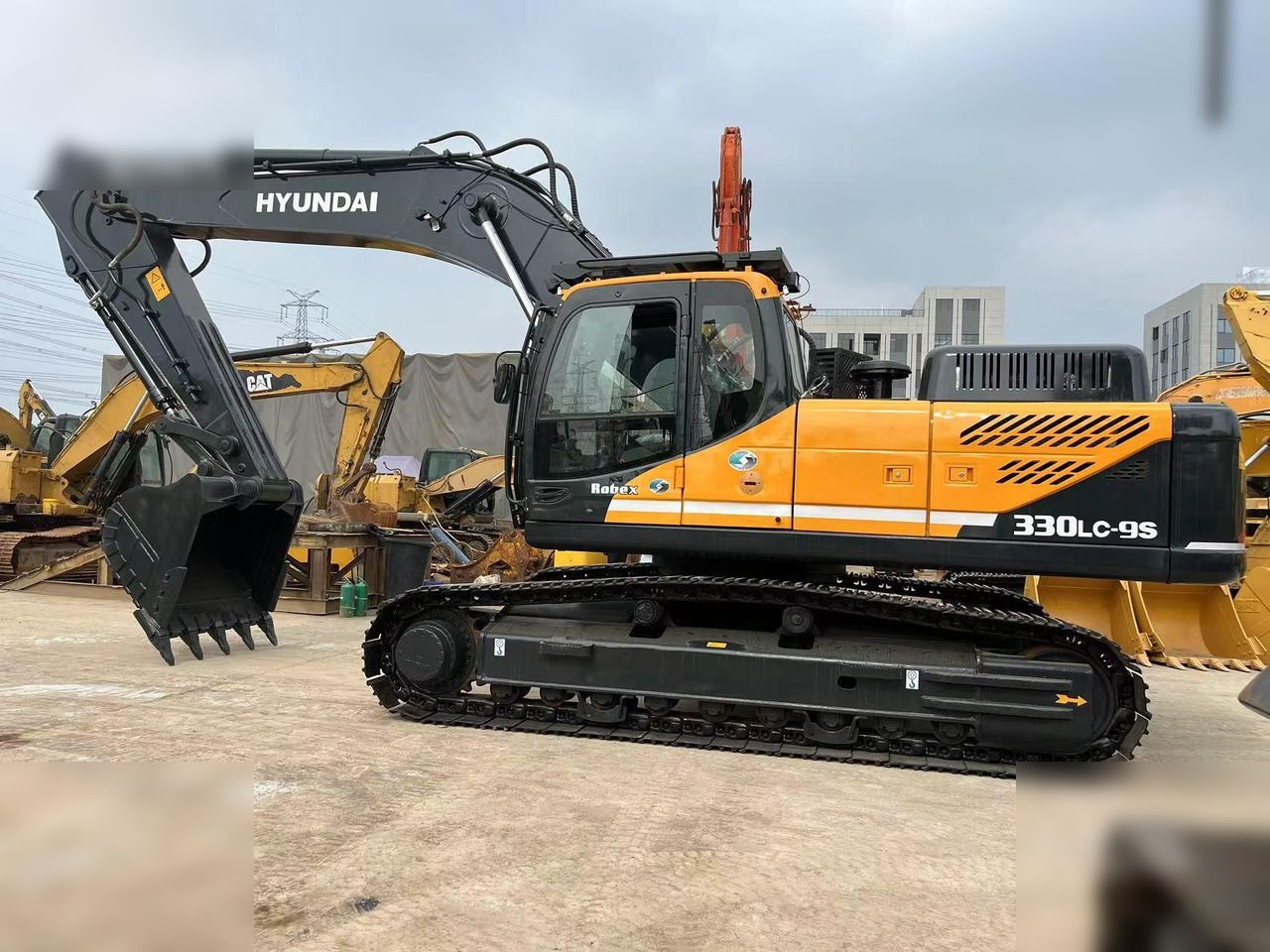 2019 Hyundai R330LC-9S crawler excavator side view 2019 Hyundai R330LC-9S crawler excavator side view