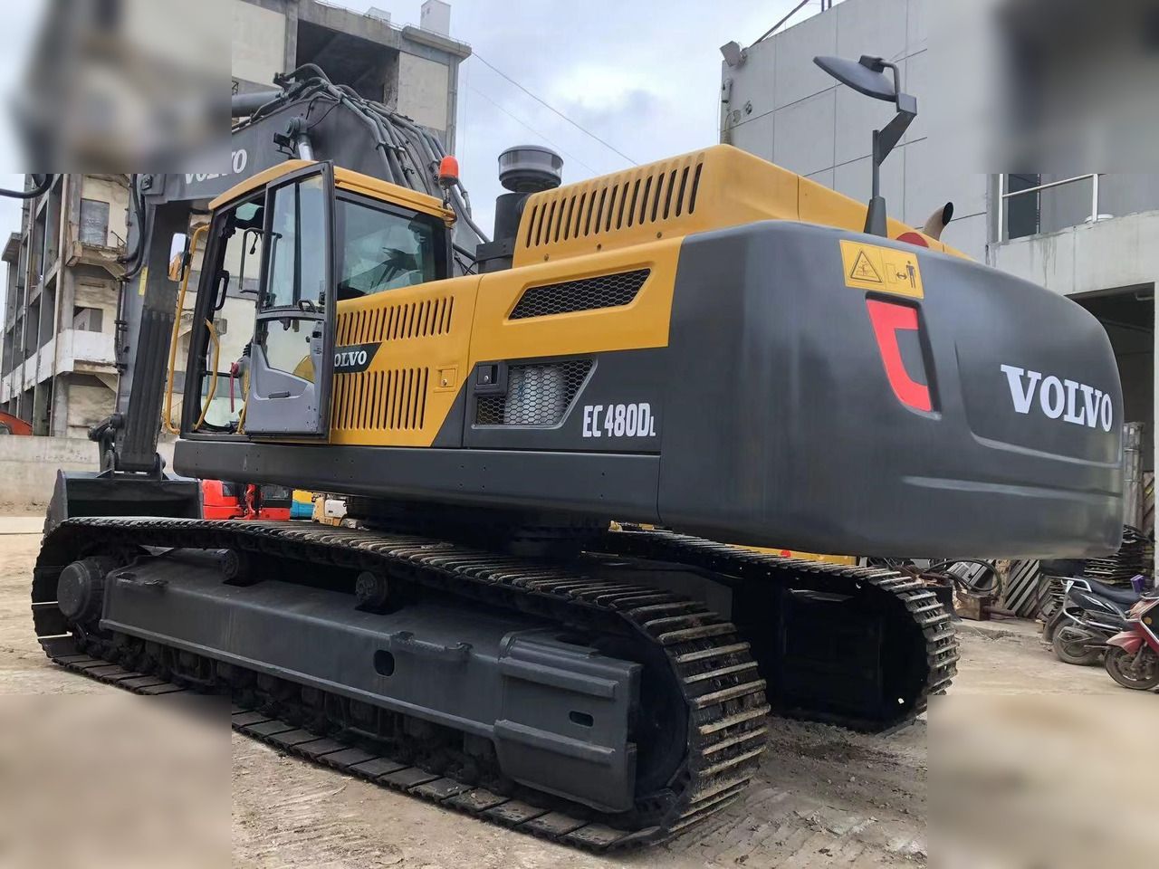 2020 Volvo EC480DL crawler excavator, rear three-quarter view 2020 Volvo EC480DL crawler excavator, rear three-quarter view