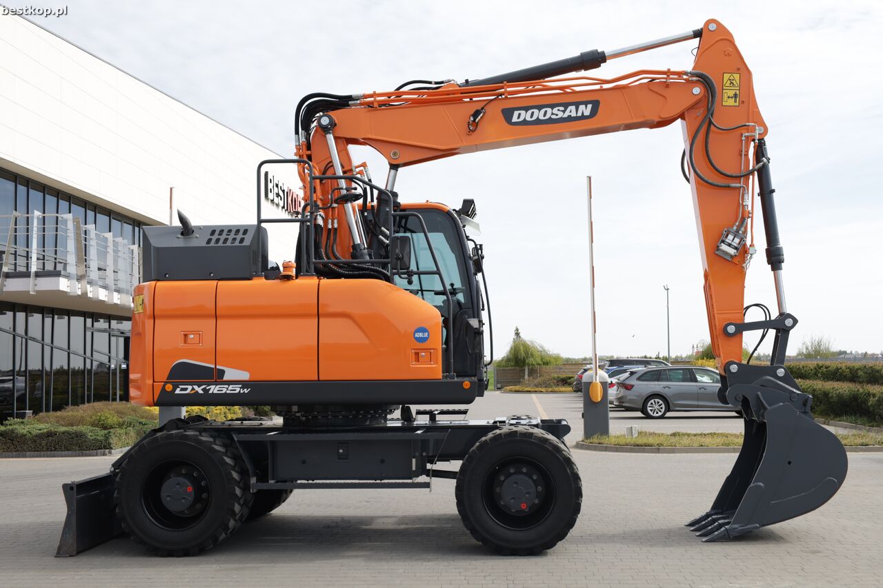 2020 Doosan DX165W-5 wheel excavator, side view 2020 Doosan DX165W-5 wheel excavator, side view