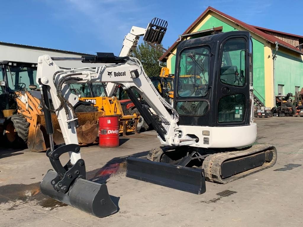 2011 Bobcat 425 mini excavator, front three-quarter view 2011 Bobcat 425 mini excavator, front three-quarter view
