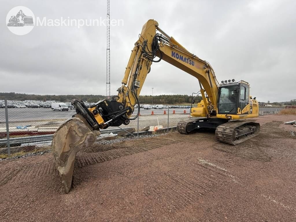 2022 Komatsu PC210LC-11 crawler excavator, side view 2022 Komatsu PC210LC-11 crawler excavator, side view