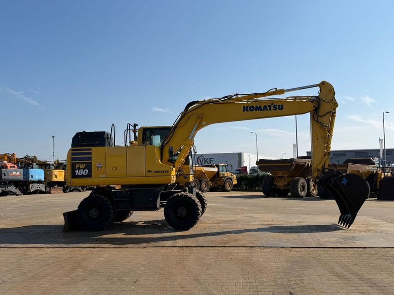 2019 Komatsu PW180-11 wheel excavator, side profile view 2019 Komatsu PW180-11 wheel excavator, side profile view