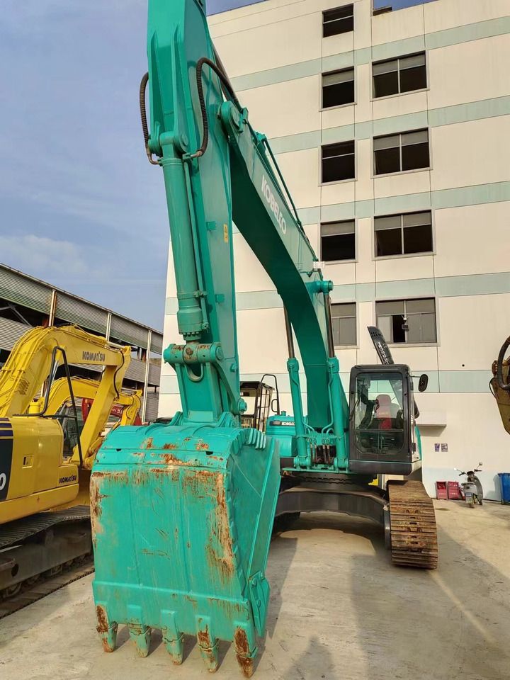 2018 Kobelco SK350LC-8 crawler excavator, front view 2018 Kobelco SK350LC-8 crawler excavator, front view