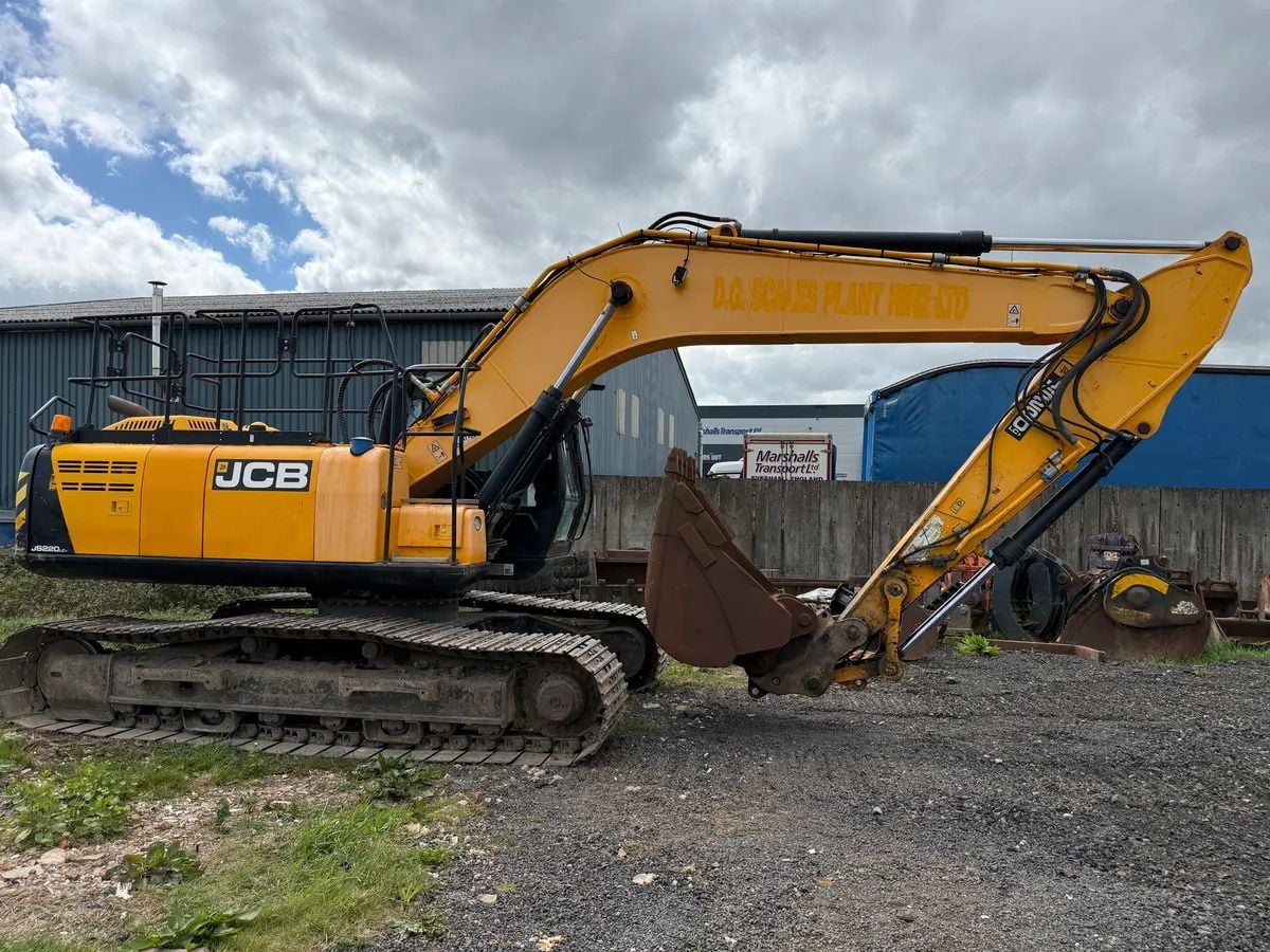 2016 JCB JS220LC crawler excavator side view