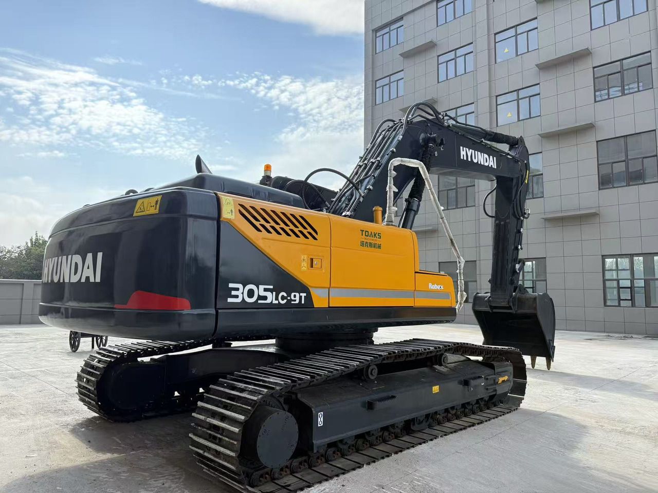 2024 Hyundai R305LC-9T crawler excavator, rear three-quarter view 2024 Hyundai R305LC-9T crawler excavator, rear three-quarter view