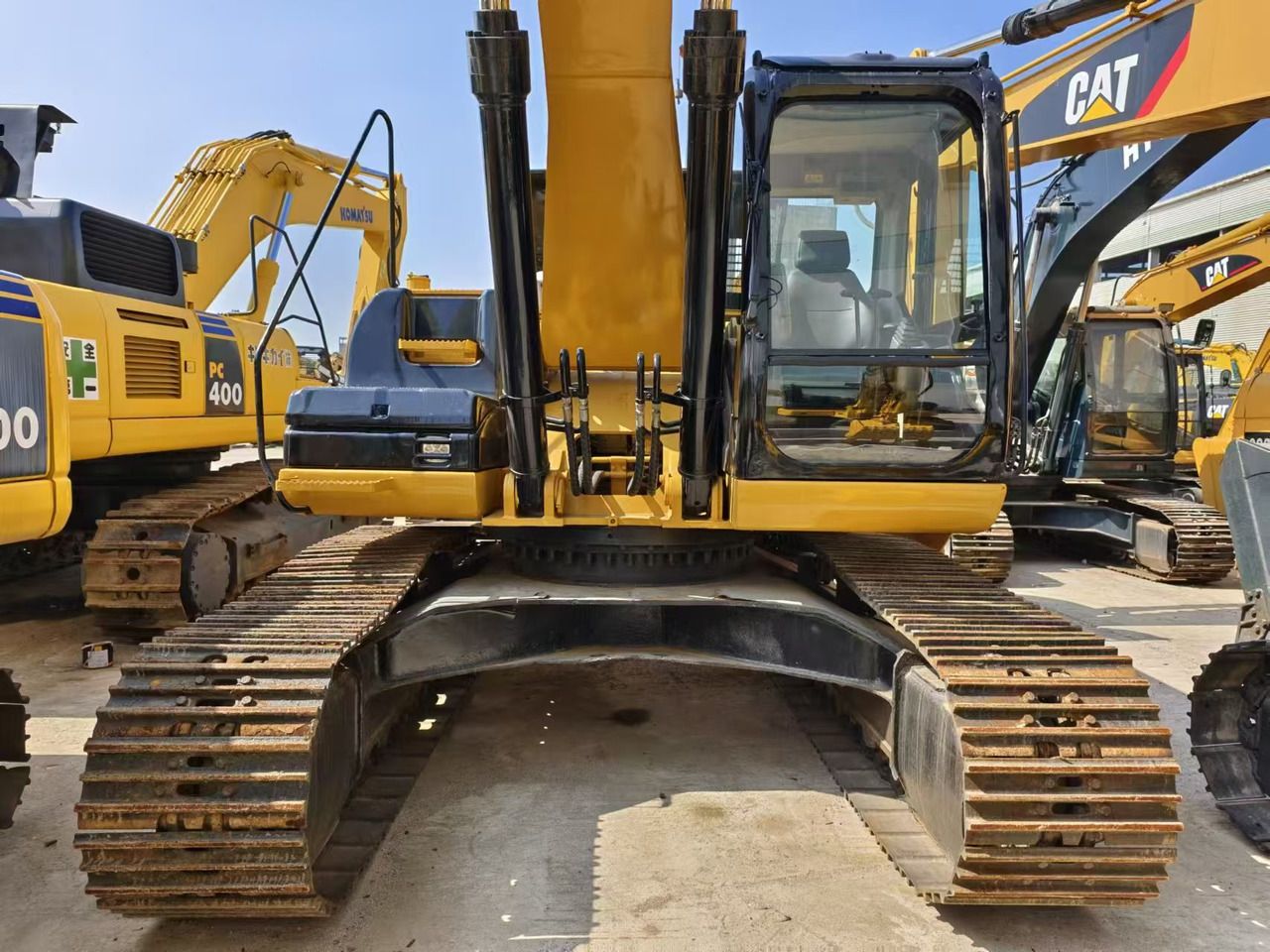 2019 Caterpillar 330D crawler excavator, front view 2019 Caterpillar 330D crawler excavator, front view