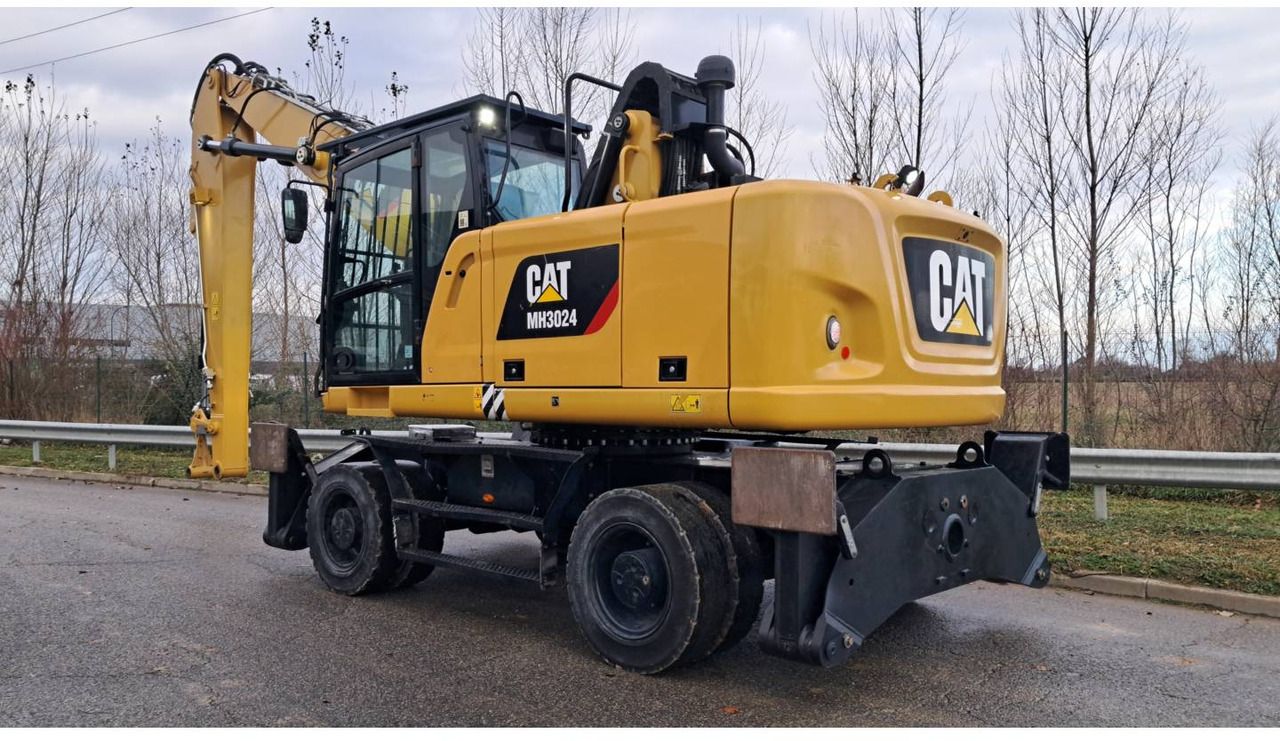 2020 Caterpillar MH3024-1 wheel excavator, rear three-quarter view 2020 Caterpillar MH3024-1 wheel excavator, rear three-quarter view