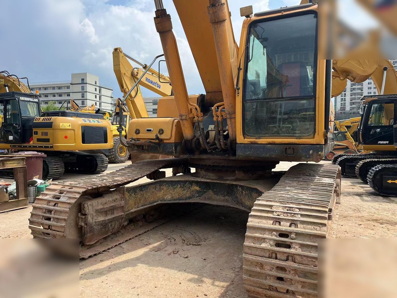 2014 Hyundai R305LC-9T crawler excavator front view 2014 Hyundai R305LC-9T crawler excavator front view