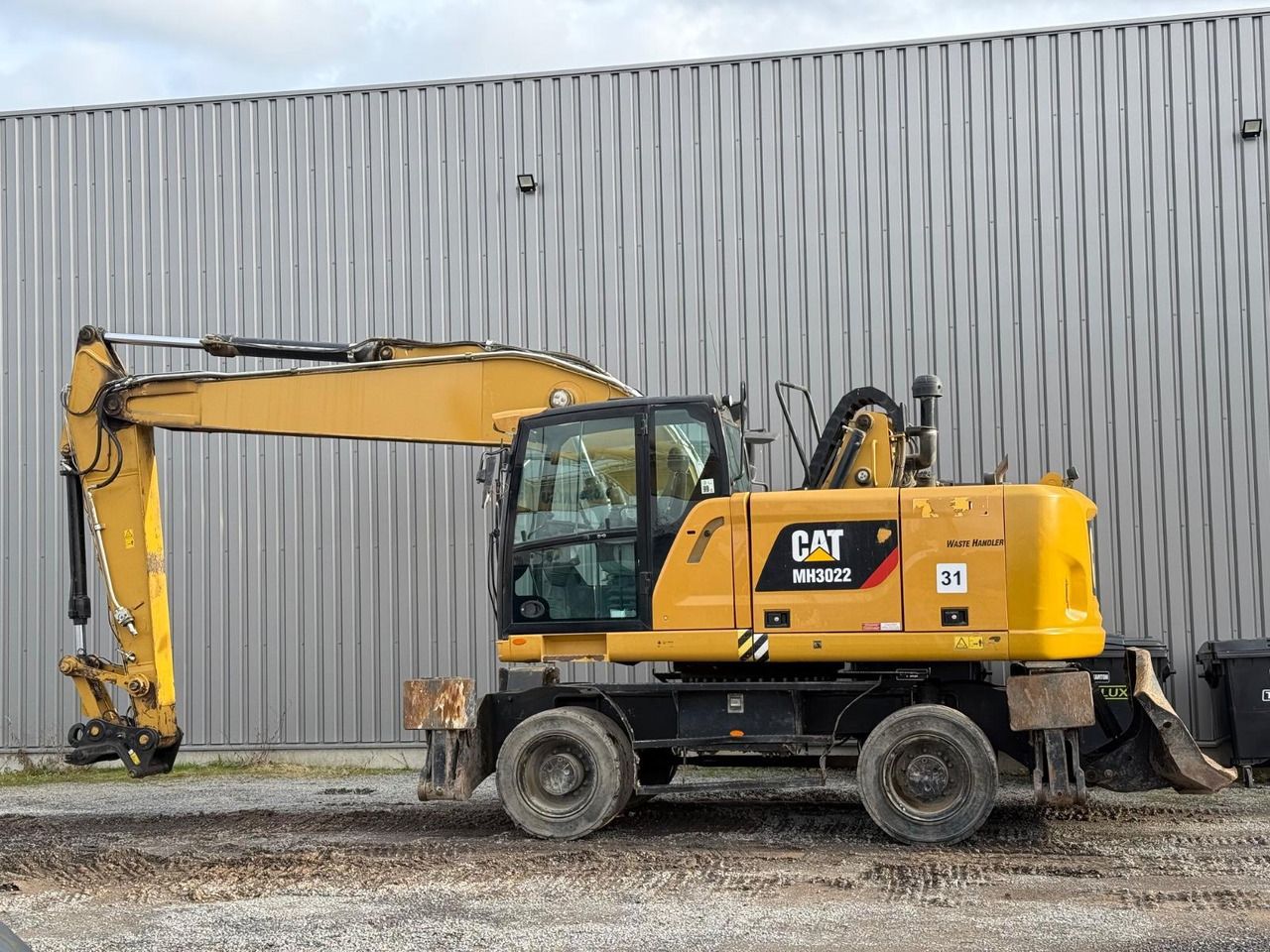 2018 Caterpillar MH3022 wheel excavator side view 2018 Caterpillar MH3022 wheel excavator side view