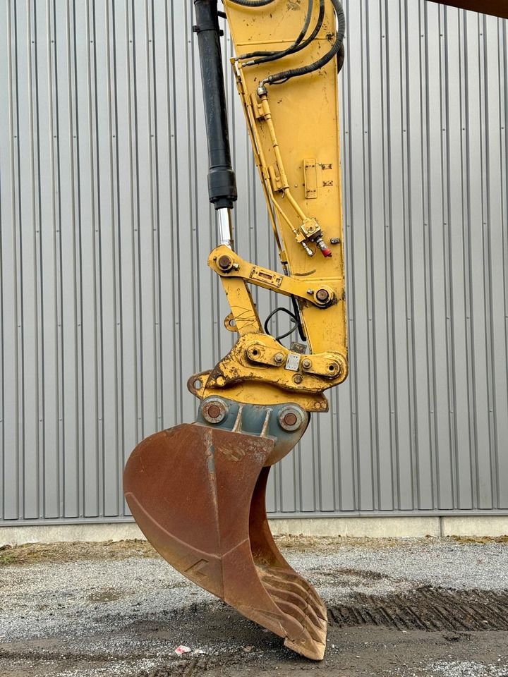 2015 Caterpillar 324ELN excavator bucket and stick detail