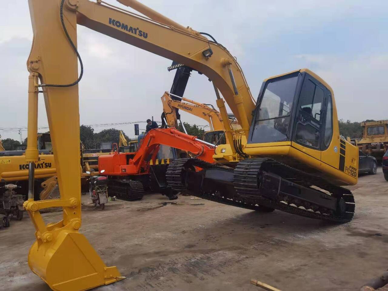 2008 Komatsu PC120-6 crawler excavator, side view 2008 Komatsu PC120-6 crawler excavator, side view