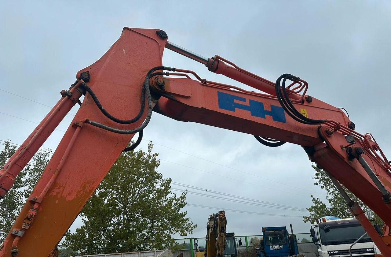 2000 Fiat-Hitachi EX 215 crawler excavator boom detail
