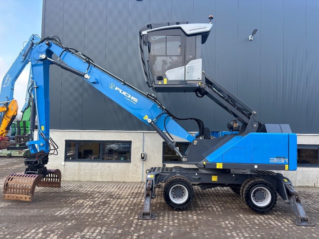 2022 Fuchs MHL331F material handler side view 2022 Fuchs MHL331F material handler side view