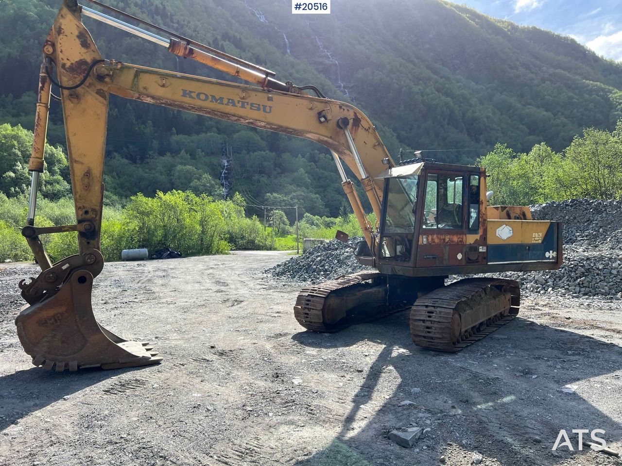 1998 Komatsu PC200-3 crawler excavator, side view 1998 Komatsu PC200-3 crawler excavator, side view