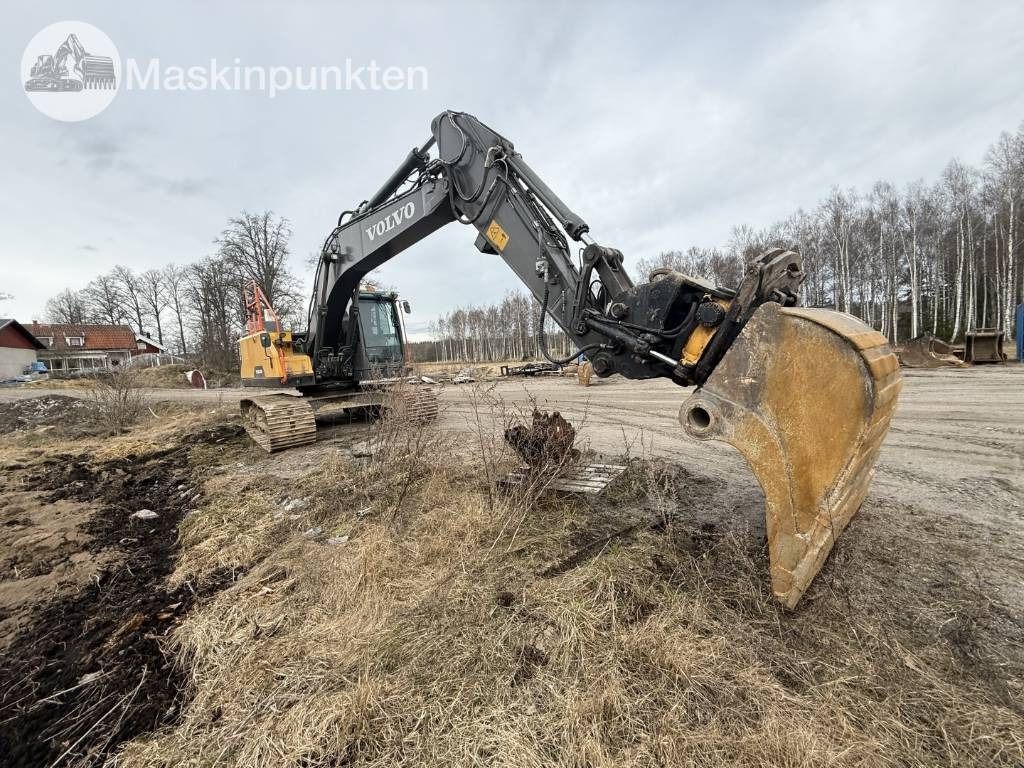 2018 Volvo EC220EL crawler excavator, side view 2018 Volvo EC220EL crawler excavator, side view