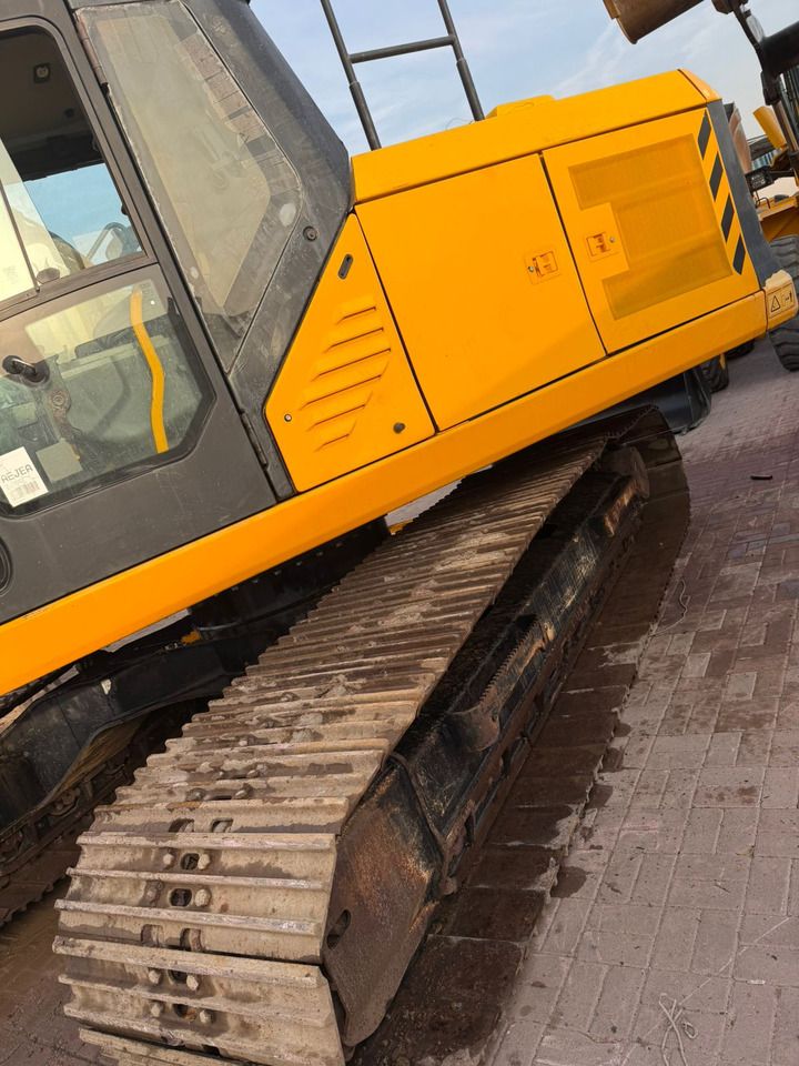 2019 JCB JS220XL excavator side view 2019 JCB JS220XL excavator side view