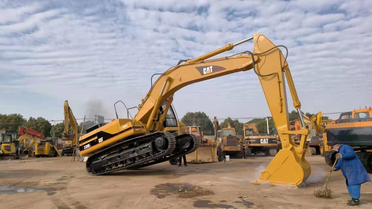 2011 Caterpillar 330BL crawler excavator, side view