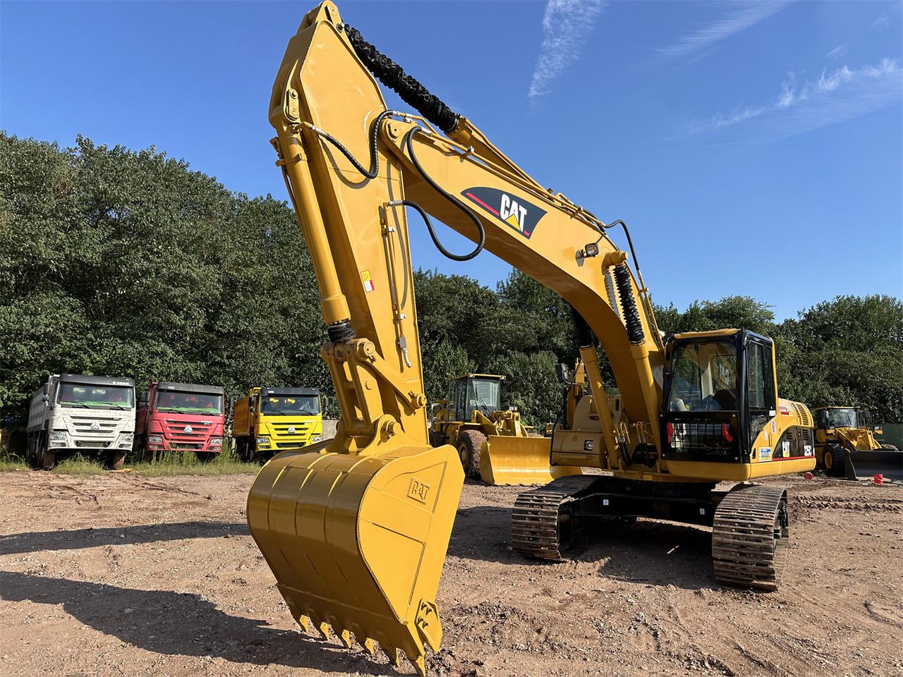 2018 Caterpillar 325C crawler excavator, front three-quarter view