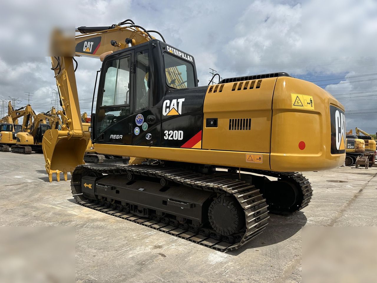 2022 Caterpillar 320D гусеничный экскаватор, задний вид в три четверти 2022 Caterpillar 320D гусеничный экскаватор, задний вид в три четверти