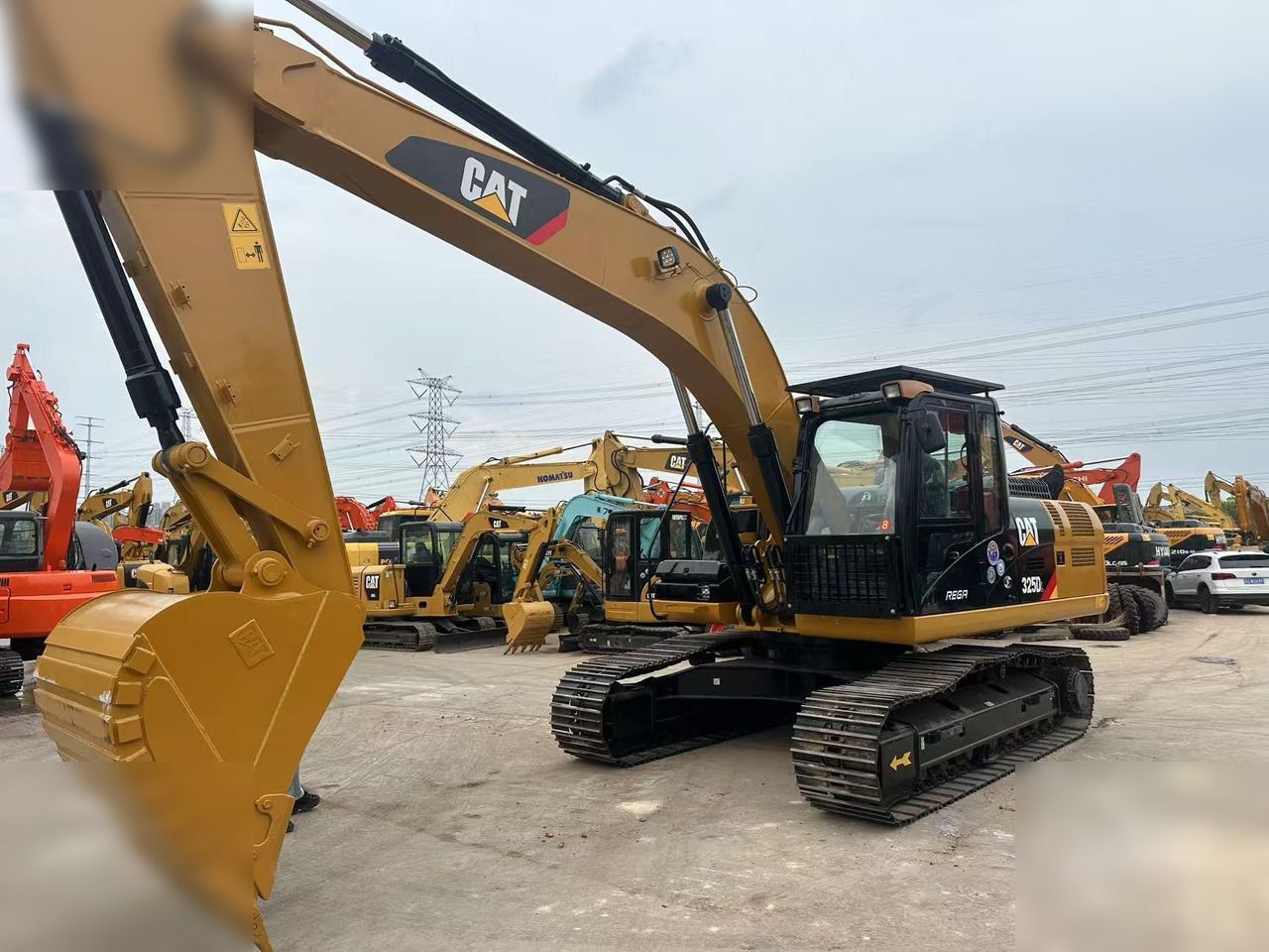 2022 Caterpillar 325D crawler excavator, side view 2022 Caterpillar 325D crawler excavator, side view