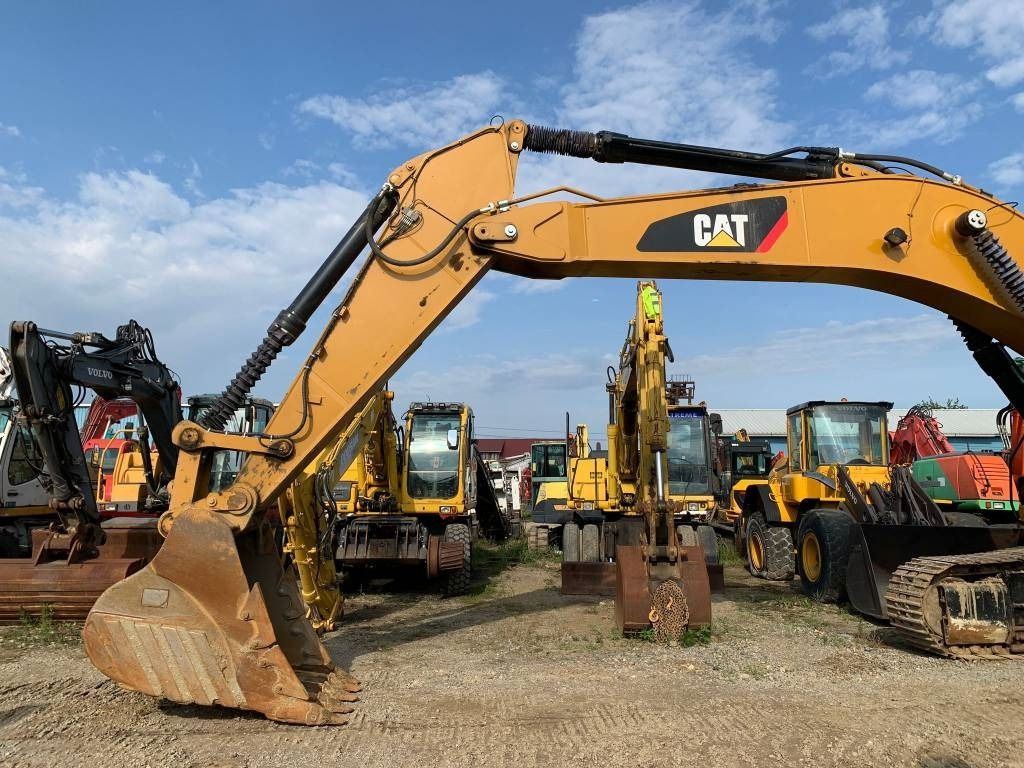 2020 Caterpillar 336D2 crawler excavator, side view of boom and bucket 2020 Caterpillar 336D2 crawler excavator, side view of boom and bucket