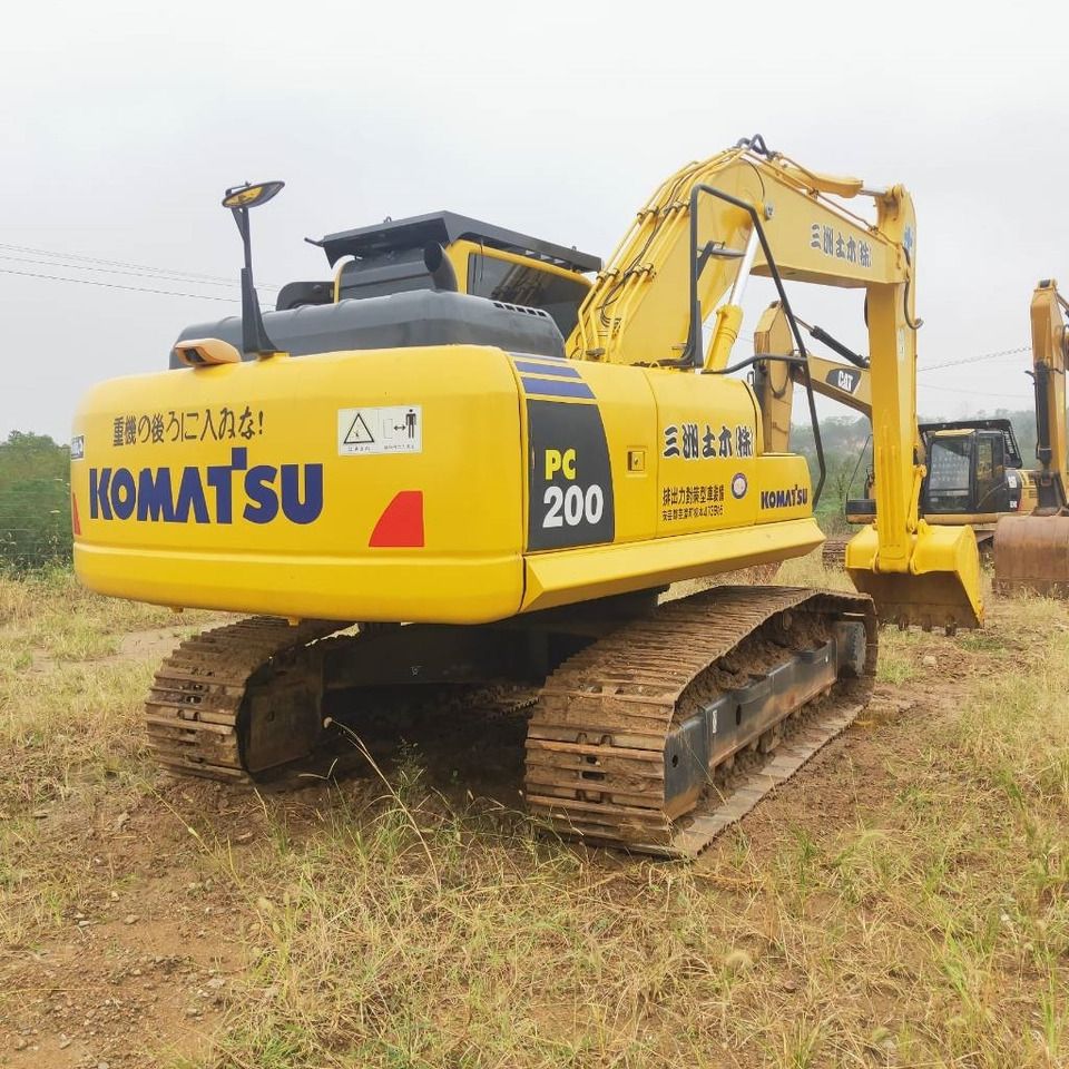 Pelle sur chenilles Komatsu PC200-8 2024, vue arrière trois-quarts Pelle sur chenilles Komatsu PC200-8 2024, vue arrière trois-quarts