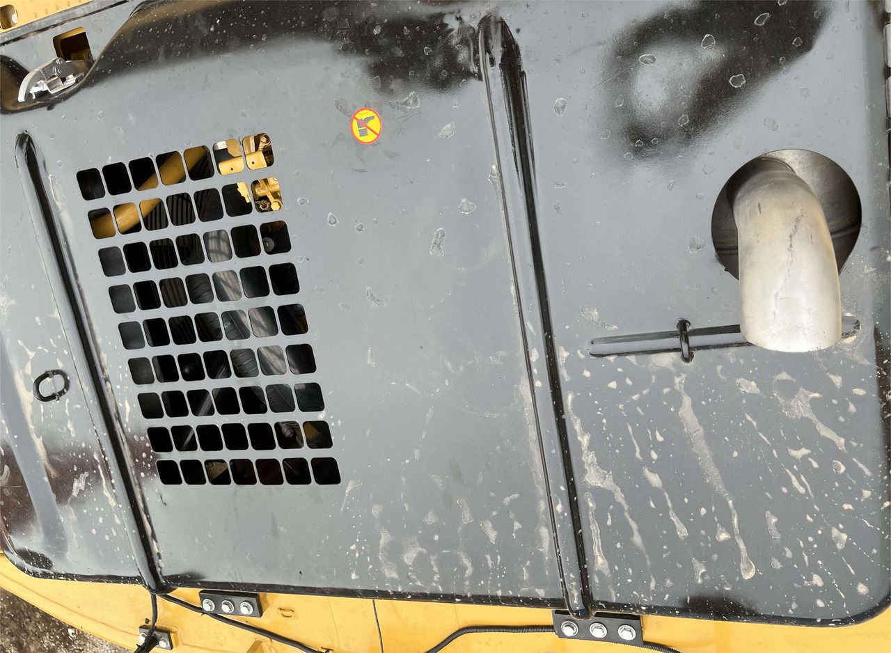 Detal pokrywy silnika koparki gąsienicowej 2016 Caterpillar 320D