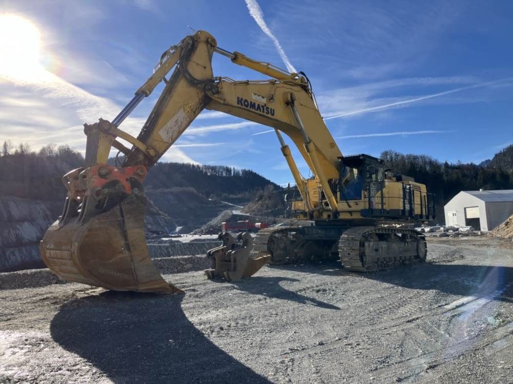 2009 Komatsu PC1250-8 crawler excavator, side view 2009 Komatsu PC1250-8 crawler excavator, side view