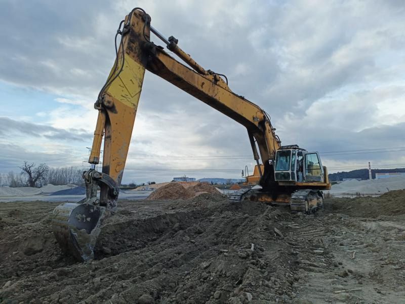2000 Liebherr R964 crawler excavator, side view