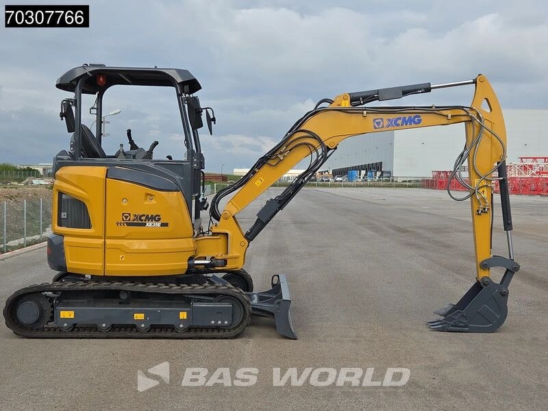 2025 XCMG XE35 E mini excavator, side view 2025 XCMG XE35 E mini excavator, side view