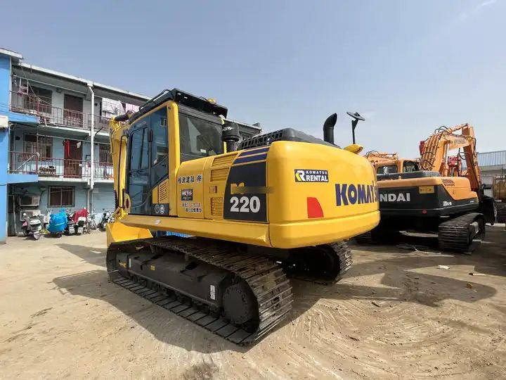 Koparka gąsienicowa 2018 Komatsu PC220-8, widok z tyłu pod kątem Koparka gąsienicowa 2018 Komatsu PC220-8, widok z tyłu pod kątem