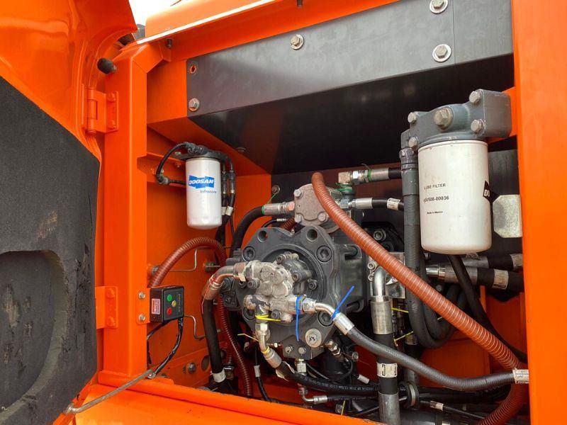 2017 Doosan DX225LC crawler excavator engine compartment view 2017 Doosan DX225LC crawler excavator engine compartment view