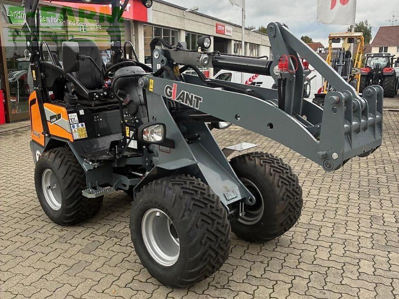 Giant G2500 HD mini excavator, front three-quarter view Giant G2500 HD mini excavator, front three-quarter view