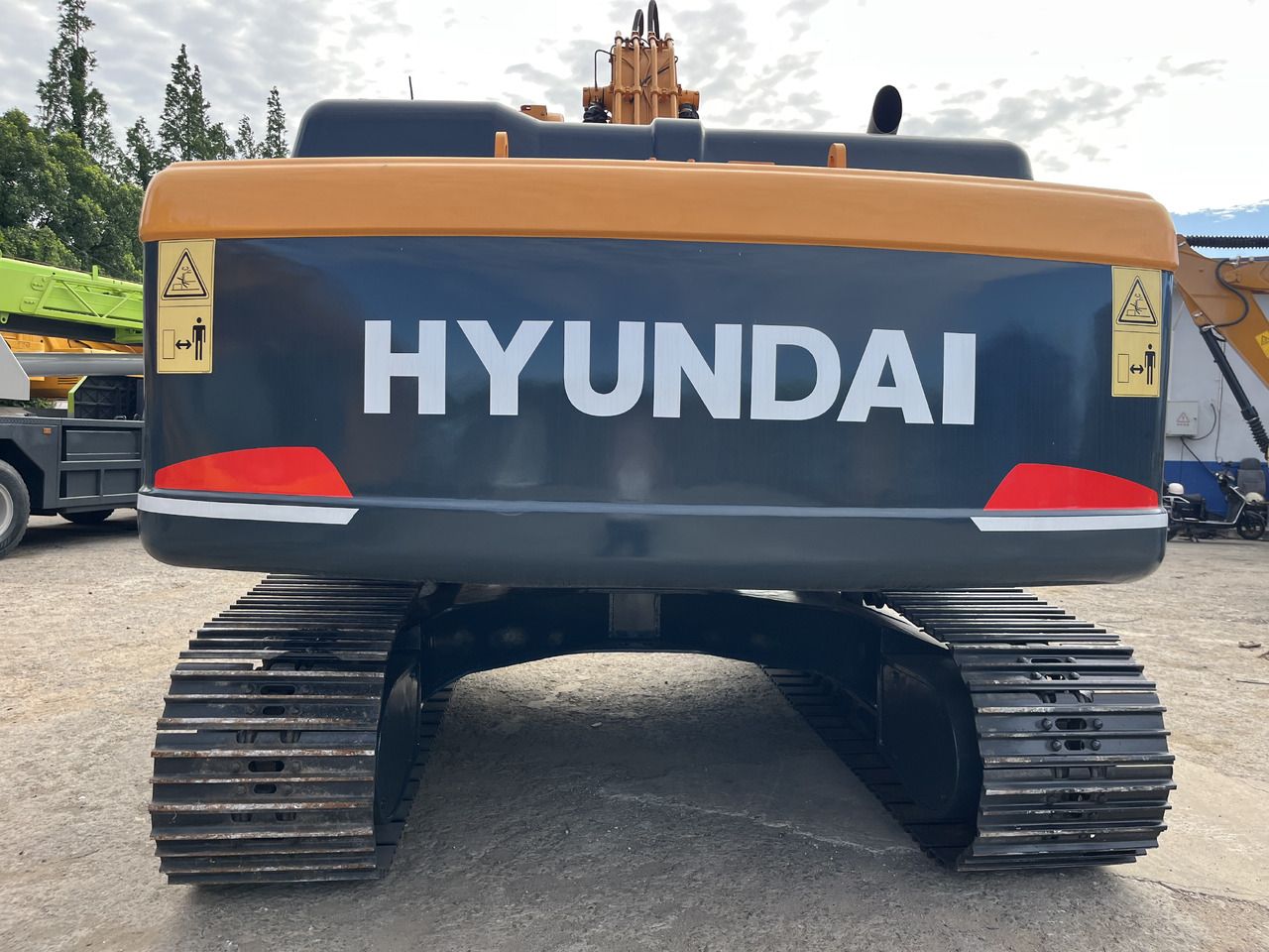 2024 Hyundai R220LC-9S crawler excavator rear view 2024 Hyundai R220LC-9S crawler excavator rear view