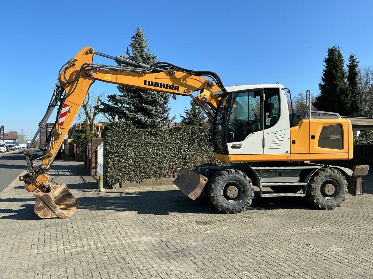 2017 Liebherr 914 wheel excavator, side profile view 2017 Liebherr 914 wheel excavator, side profile view