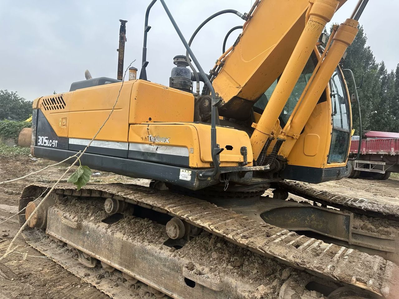 2018 Hyundai R305LC-9T crawler excavator side view 2018 Hyundai R305LC-9T crawler excavator side view