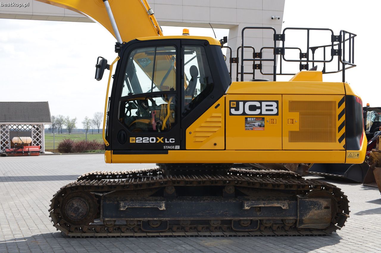 2021 JCB 220X LC crawler excavator side view 2021 JCB 220X LC crawler excavator side view
